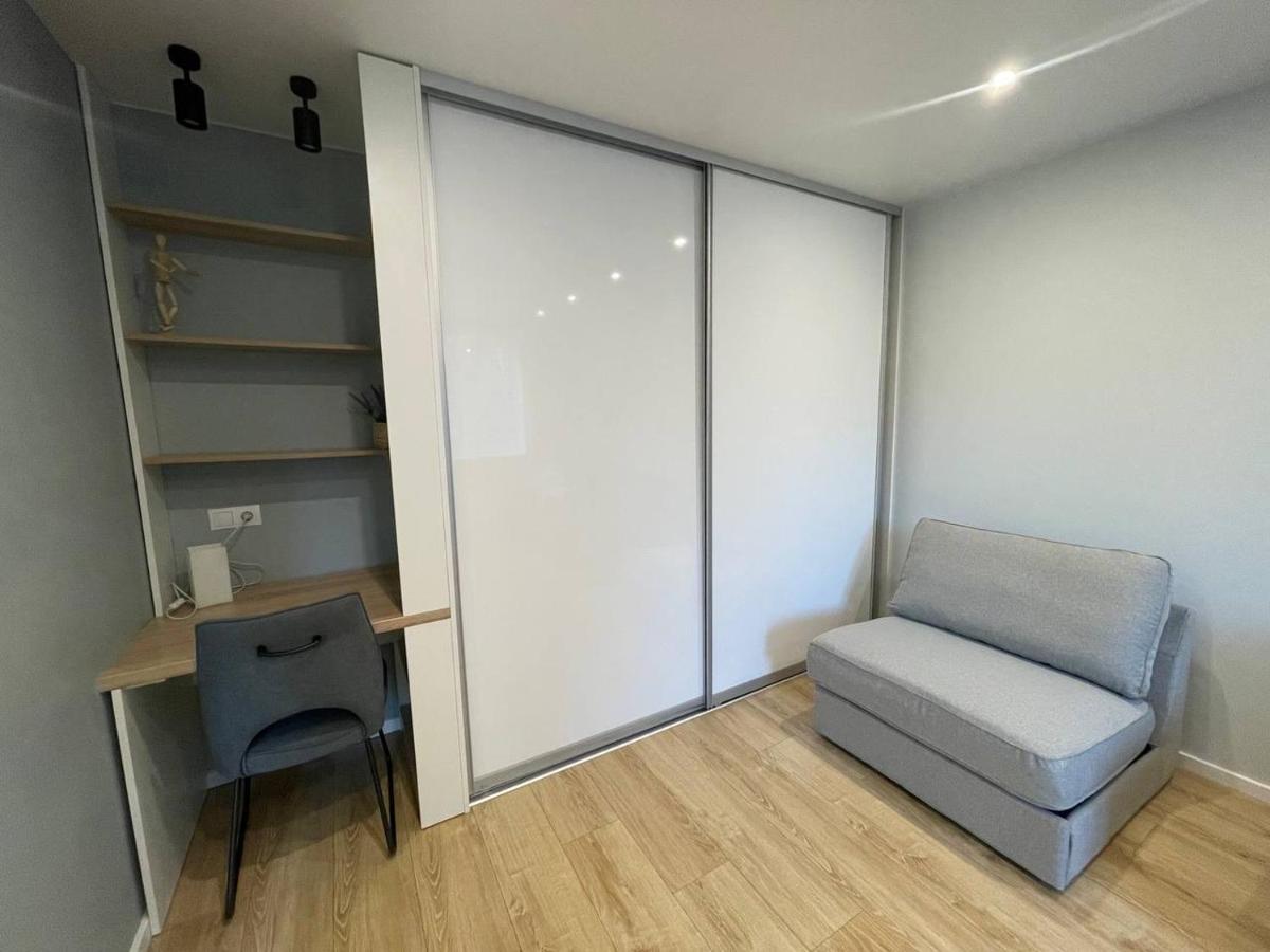 Апартаменты Modern 1Br Haven Near Two Parks Рига Экстерьер фото