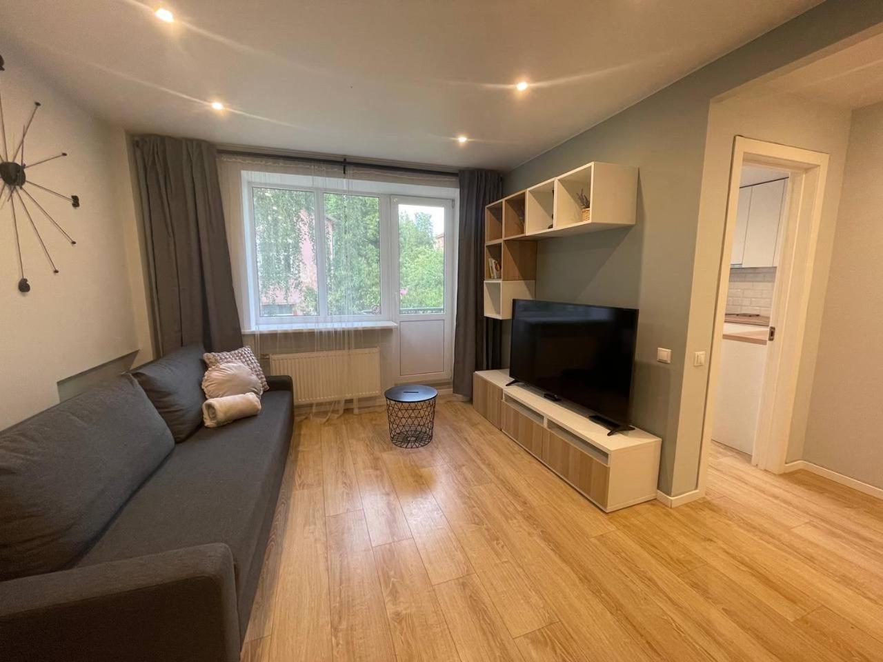 Апартаменты Modern 1Br Haven Near Two Parks Рига Экстерьер фото