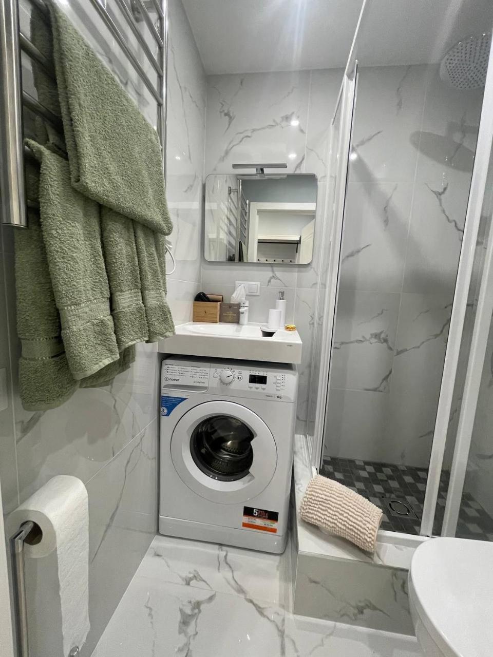 Апартаменты Modern 1Br Haven Near Two Parks Рига Экстерьер фото